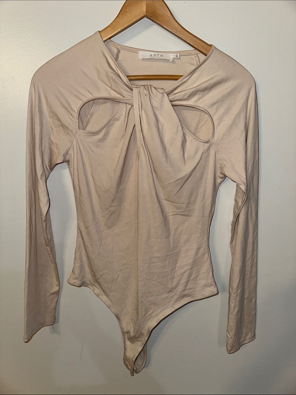 Astr Long Sleeve Twist Cutout Bodysuit in Bone size L